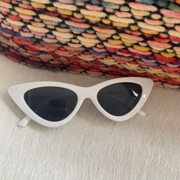 White cat eye sunglasses - Picture 1 of 3